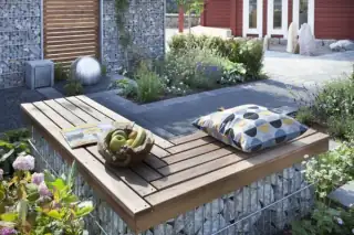 Pflegeleicht und Witterungsbeständig - Steinkörbe in Kombination mit Holz.